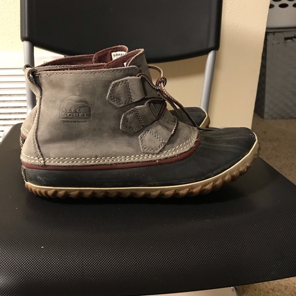 black cowboy boots with white stitching